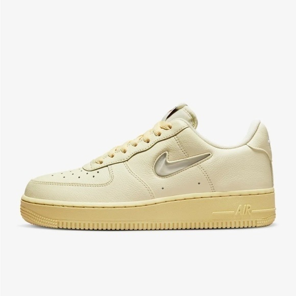 Nike Air Force 1 '07 LX Women’s Size 9 NEW Cream Coconut Milk - Picture 1 of 2